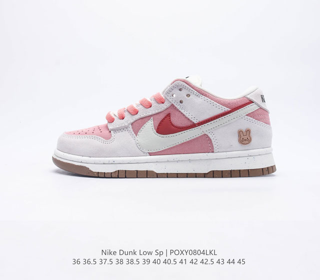 特价 耐克 NK Dunk Low SE 85 双钩扣篮经典板鞋 此款Dunk Low采用绒面革材质 鞋身左右侧均配有皮革质双 Swoosh 两色搭配 85年