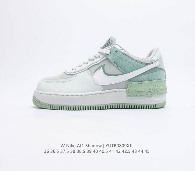 耐克男女士运动鞋 Nike AF1 Shadow 空军一号 轻量增高低帮板鞋拼接解构主义设计休闲运动滑板鞋 此款运动鞋为经典篮球鞋款设计增添趣味 凸显俏皮风格