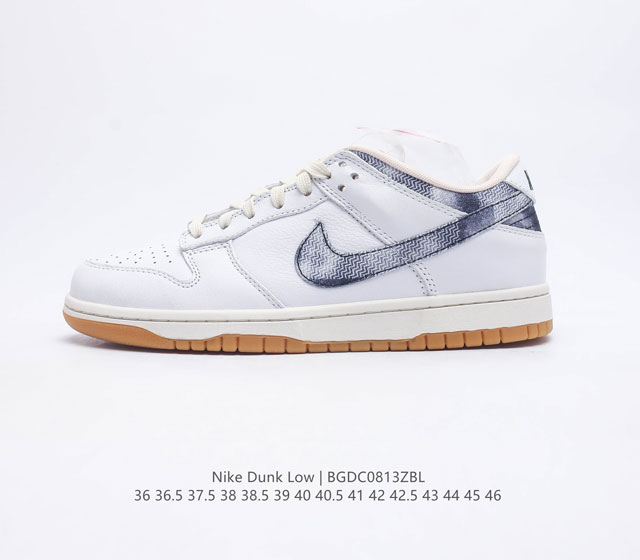 Nike Dunk Low Washed Denim 水洗丹宁整双鞋选用白色皮质鞋面作为基础 之后还在鞋舌以及内衬加入泛黄做旧设计 另外再辅以米色中底和胶黄色橡