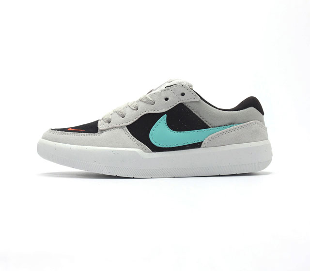 耐克 Nike SB Force 58板鞋 是一款将前沿创新带入街头的单品 它具有硫化杯底 具有出色的耐用性和灵活性 使用帆布和绒面革 在饰面上放置通风口 它自