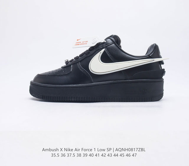 耐克 空军一号 AF1 低帮休闲板鞋 Ambush x Nk Air Force 1'07 Low SP 空军一号联名标志性的Swoosh延伸至鞋跟之外 鞋舌和