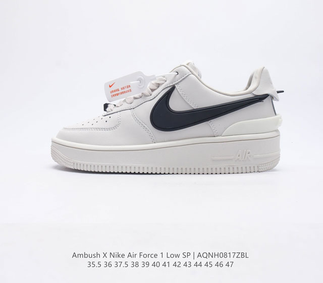 耐克 空军一号 AF1 低帮休闲板鞋 Ambush x Nk Air Force 1'07 Low SP 空军一号联名标志性的Swoosh延伸至鞋跟之外 鞋舌和