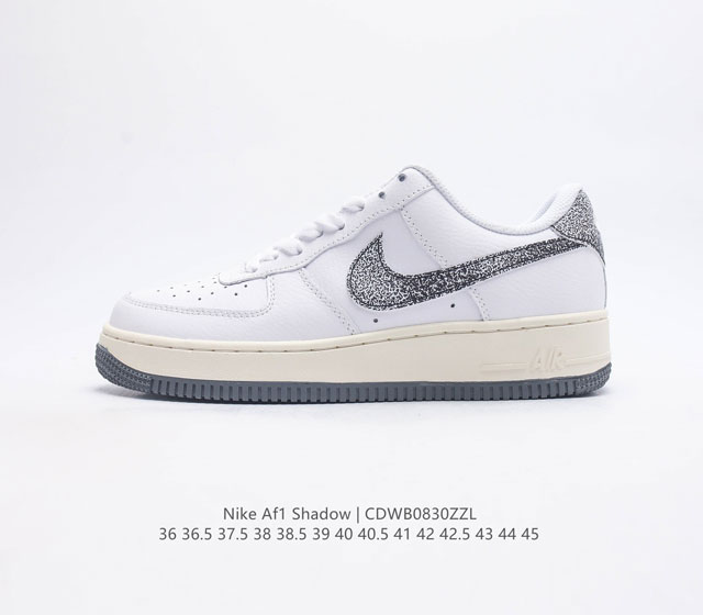 耐克男女士运动鞋 Nike Af1 Shadow 空军一号 轻量增高低帮板鞋拼接解构主义设计休闲运动滑板鞋 此款运动鞋为经典篮球鞋款设计增添趣味 凸显俏皮风格