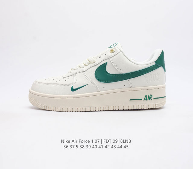 耐克 Nike Air Force 1 07 空军一号运动鞋复古板鞋 以实力演绎传奇篇章 从 80 年代的篮球场到现今的街头和校园 数十年来 此款运动鞋一直风靡