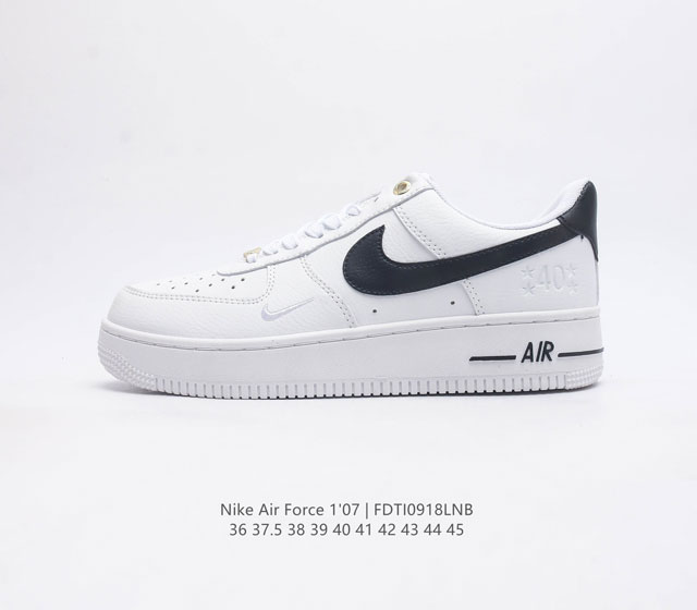 耐克 Nike Air Force 1 07 空军一号运动鞋复古板鞋 以实力演绎传奇篇章 从 80 年代的篮球场到现今的街头和校园 数十年来 此款运动鞋一直风靡