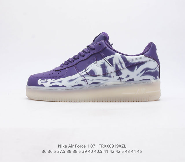 耐克 Nike Air Force 1 07空军一号经典篮球鞋休闲运动鞋 穿上 Air Force 1 07 运动鞋革新经典篮球鞋 助你踢踩跳跺 滑步旋转 自信