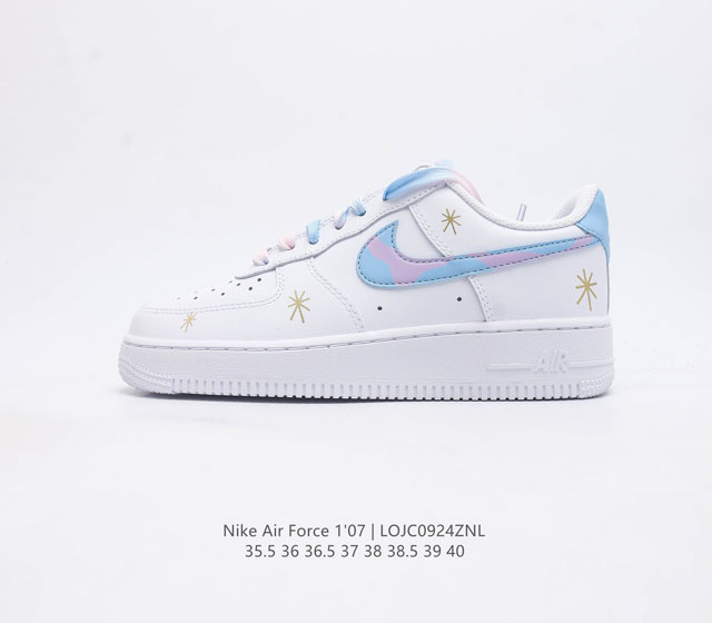 耐克 Nike Air Force 1 07空军一号经典篮球鞋休闲运动鞋 穿上 Air Force 1 07 运动鞋革新经典篮球鞋 助你踢踩跳跺 滑步旋转 自信