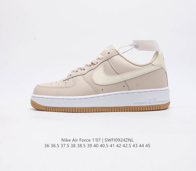 耐克 Nike Air Force 1 07空军一号经典篮球鞋休闲运动鞋 穿上 Air Force 1 07 运动鞋革新经典篮球鞋 助你踢踩跳跺 滑步旋转 自信