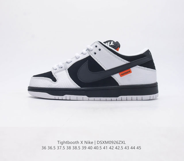 耐克 Tightbooth X Nike Sb Dunk Low 联名熊猫 滑板鞋 鞋面采用麂皮和皮革材质打造 带来不俗的视觉层次感 其中在白色皮革上印有嵌入式