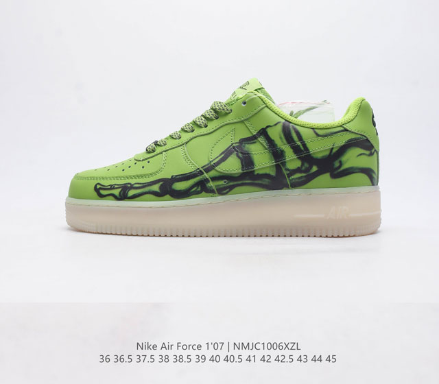 耐克 Nike Air Force 1 07空军一号经典篮球鞋休闲运动鞋 穿上 Air Force 1 07 运动鞋革新经典篮球鞋 助你踢踩跳跺 滑步旋转 自信