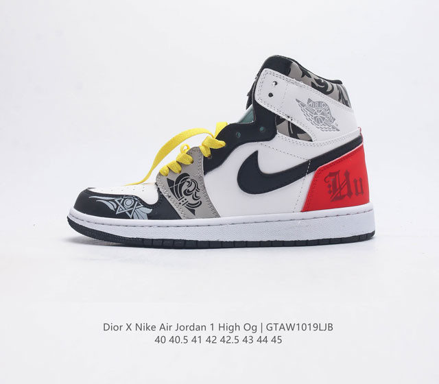 耐克 男鞋 Nike Air Jordan 1 Retro High Og 乔丹一代aj1 乔1 Aj1 篮球鞋复刻运动鞋 皮面高帮板鞋的设计灵感源自运动夹克