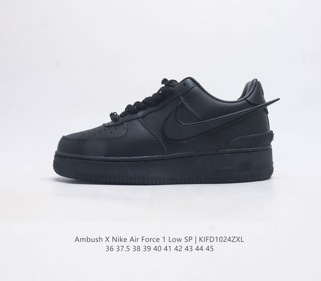 Ambush X Nk Air Force 1 07 Low 耐克 空军一号 Af1 低帮休闲板鞋 标志性的 Swoosh 延伸至鞋跟之外 鞋舌和鞋垫上印有 A