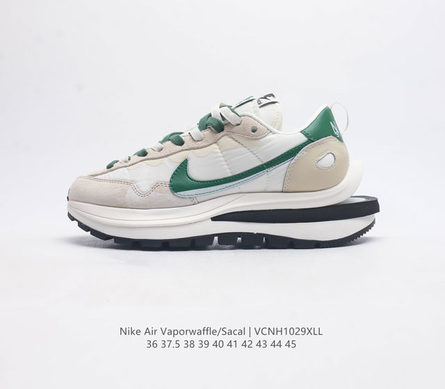 耐克 Sacai X Nike Vaporwaffle 华夫三代3 0 走秀重磅联名 鞋款由pegasus与vaporfly两款鞋型的设计元素共同构建 鞋身材质