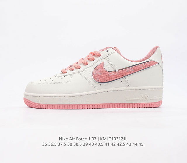 耐克 Nike Air Force 1 07空军一号经典篮球鞋休闲运动鞋 穿上 Air Force 1 07 运动鞋革新经典篮球鞋 助你踢踩跳跺 滑步旋转