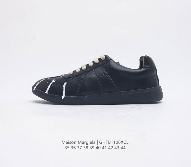 Maison Martin Margiela 马丁 马吉拉 德训休闲板鞋 牛皮革柔软细腻的特点与麋鹿皮的绒毛质感相结合 使其既有超高的柔软舒适度 又同时保持不错