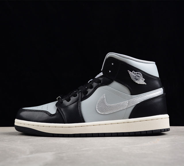 Air Jordan 1 Mid Se Black Chrome Aj1 乔1烟熏熊猫 中帮篮球鞋 Fb9892-002 整双鞋沿用经典配色方案 选用皮质鞋面示