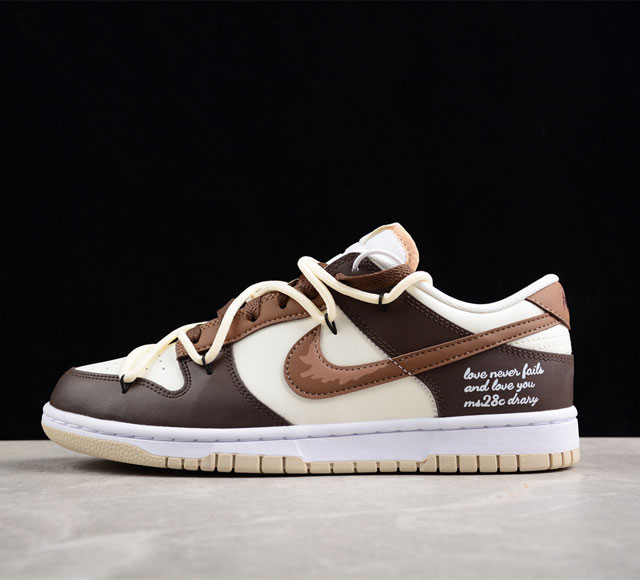 Nk Dunk Low 摩卡 米棕色 Sb绑带低帮休闲板鞋 Dv0831-003 配色采用摩卡配色 英文图爱与解构绑带增加设计性 细节处点缀设计元素 简约百搭