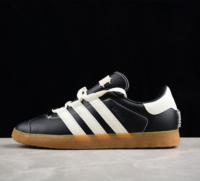 Adidas Gazelle Indoor Trainers 羚羊内训系列低帮复古百搭休闲运动德训风板鞋货号 Id3517 采用长绒翻毛皮组合环保纤维革鞋面材质