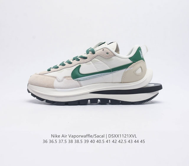 耐克 Sacai X Nike Vaporwaffle 华夫三代3.0 走秀重磅联名运动鞋 鞋款由pegasus与vaporfly两款鞋型的设计元素共同构建 鞋