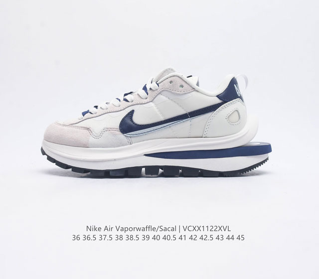 耐克 Sacai X Nike Vaporwaffle 华夫三代3.0 走秀重磅联名运动鞋 鞋款由pegasus与vaporfly两款鞋型的设计元素共同构建 鞋