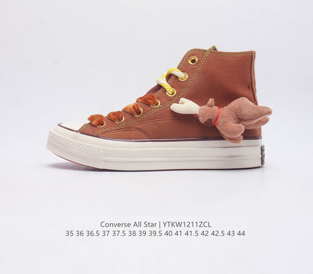 圣诞节款的匡威来啦converse All Star 匡威 采用漂亮的森林绿色 漂亮的暖色调在冬季带给你不一样的感受 星标中间镂空样式 旁边星标藏着手绘的姜饼小