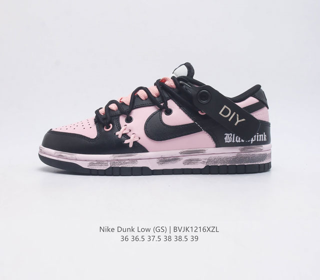 公司级 耐克 女鞋 Nike Dunk Low 运动鞋复古解构绑带滑板鞋 作为 80 年代经典篮球鞋款 起初专为硬木球场打造 后来成为席卷街头的时尚标杆 现以经