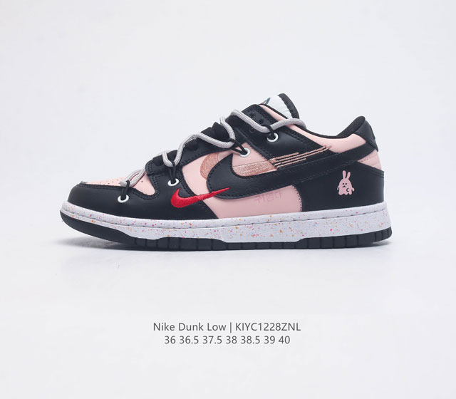 耐克 Nike Dunk Low 女士运动鞋 Sb系列经典复古解构绑带板鞋 作为 80 年代经典篮球鞋款 起初专为硬木球场打造 后来成为席卷街头的时尚标杆 现以