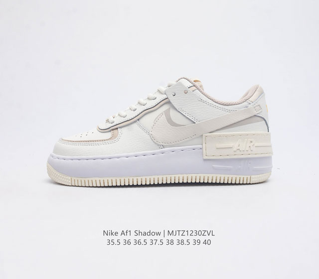 耐克男女士运动鞋 Nike Af1 Shadow 空军一号 轻量增高低帮板鞋拼接解构主义设计休闲运动滑板鞋 此款运动鞋为经典篮球鞋款设计增添趣味 凸显俏皮风格