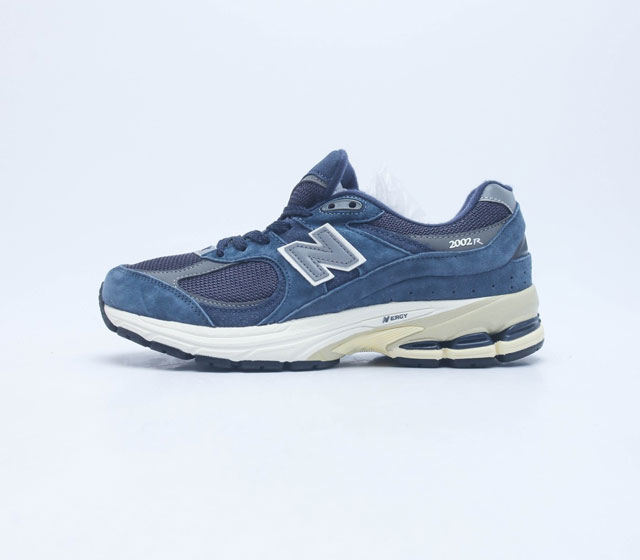 新百伦 New Balance 2002R 跑鞋 男女运动鞋 沿袭了面世之初的经典科技 以 Encap 中底配以升级版 N-Ergy 缓震物料 鞋面则采用特色的