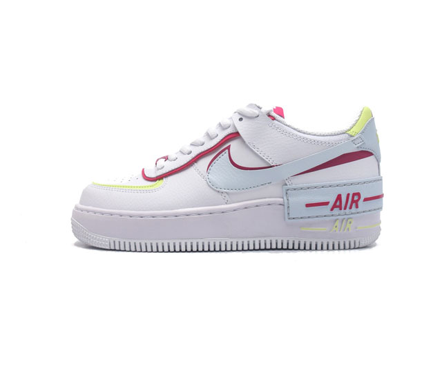 耐克运动鞋 Nike Af1 Shadow 空军一号 轻量增高低帮板鞋拼接解构主义设计休闲运动滑板鞋 此款运动鞋为经典篮球鞋款设计增添趣味 凸显俏皮风格 采用分