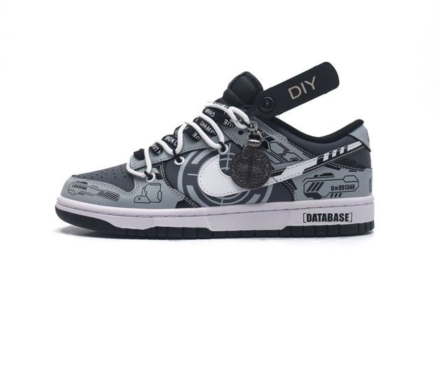 公司级nike Dunk Low 时空机械 深灰 此款定制鞋为灰白色调 时空机械图案设计凸显独特风格 整鞋配色低调且独特十分昜搭 全面对接潮流搭配 更与特殊鞋盒