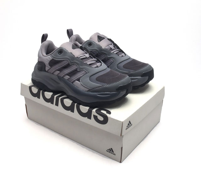 Adidas 阿迪达斯 增高又显瘦 阿迪 新老爹鞋 Adidas Maxxwavy 鞋身选择大面积网眼织物 热熔压胶以及皮革材质组成 既保证透气性 又使其具有较