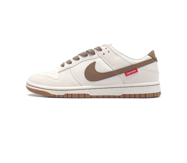 耐克nike Dunk Low 板鞋 Sb系列 Supreme联名 经典百搭休闲运动板鞋加厚鞋舌的填充 使舒适性大大提升 同时也更方便穿脱中底部分则加入了脚感柔