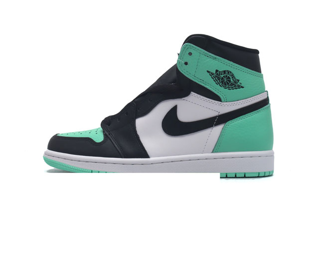 耐克 男女鞋 Nike Air Jordan 1 Retro High Og 乔丹一代aj1 乔1 Aj1 篮球鞋复刻运动鞋 皮面高帮板鞋的设计灵感源自运动夹克