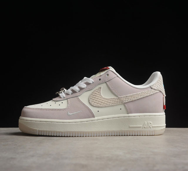 Nk Air Force 1'07 Low 龙年限定 空军一号低邦休闲板鞋 Fz5066-111 采用醒目龙爪图案鞋带扣和鳞片纹理耐克勾标志 点亮隐藏的祥龙 皮