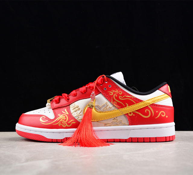 Nk Dunk Low 定制系列 中国风-龙凤呈祥 喜庆婚鞋 Fd9762-061 #款鞋设计灵感来源于中式婚礼的凤冠披霞 搭配丝绸质感刺绣布料 写意手绘左龙右