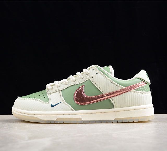 Nk Dunk Low Be 1 Of One 小草绿 Sb低帮休闲板鞋 Fq0269-001 #配色采用橄榄色皮革底座外 还采用带仿旧边缘的绗缝覆盖层 浅粉色