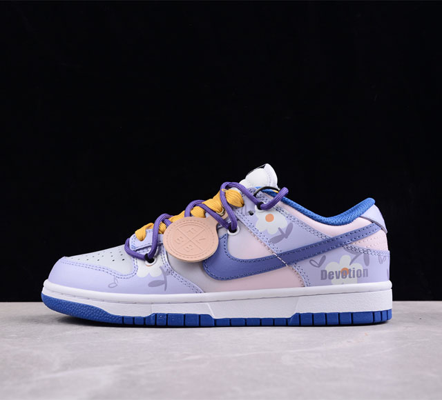 Nk Dunk Low 白蓝红 小花 Sb绑带低帮休闲板鞋 Cw1 -104 #特殊鞋盒 鞋身整体使用粉紫色调作为打底 以白色小野花作为主要图案 再加上星星点点