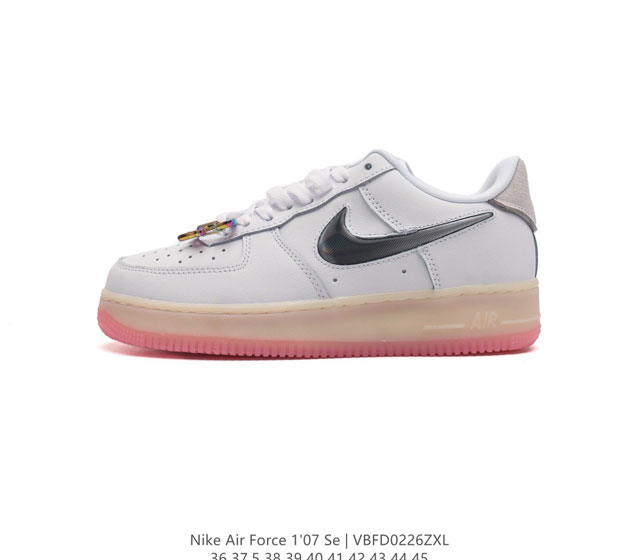 耐克 Nike Air Force 1 07 空军一号低帮百搭休闲运动板鞋 柔软 弹性十足的缓震性能和出色的中底设计 横跨复古与现代的外型结合 造就出风靡全球三