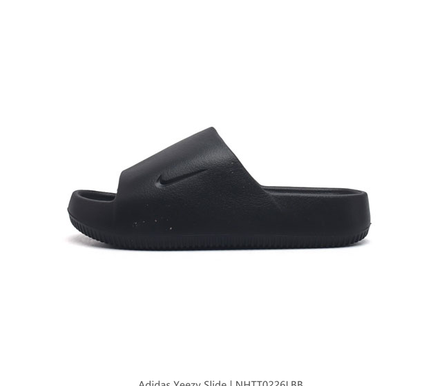 耐克 Nike Calm Slide 经典运动拖鞋时尚厚底增高男女一字拖鞋 拖鞋的外观十分吸引人 融合了舒适与时尚的元素 延续了简约独特的美学风尚 一体式的设计