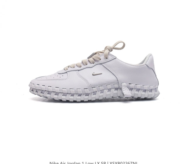 Nike 耐克j Force 1 Low X Jacquemus 联名款运动休闲板鞋 本月 最怪 Nike 联名 登场 此次联名中推出了全新配色 并且均以纯色造