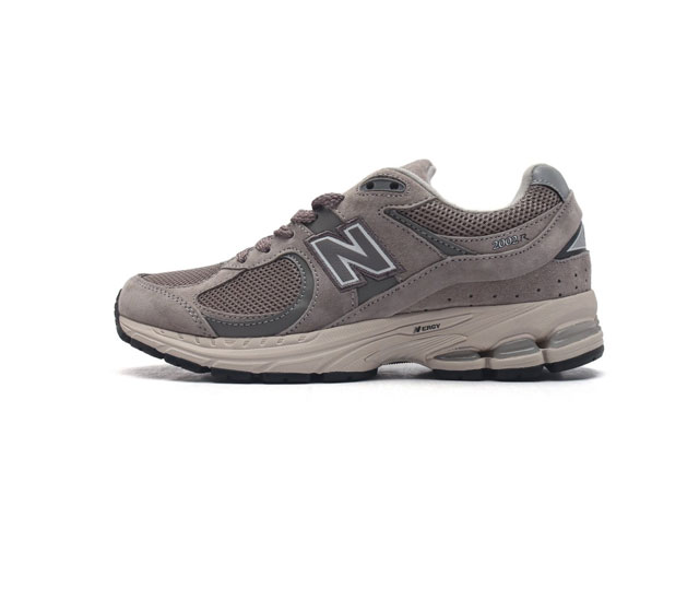 公司级 新百伦 New Balance 2R 跑鞋 男女运动鞋厚底老爹鞋 沿袭了面世之初的经典科技 以 Encap 中底配以升级版 N-Ergy 缓震物料 鞋面