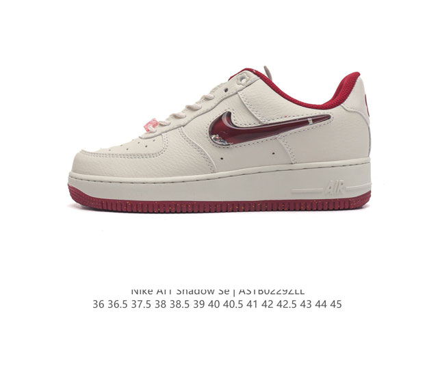 耐克 Nike Air Force 1 07 空军一号低帮百搭休闲运动板鞋 柔软 弹性十足的缓震性能和出色的中底设计 横跨复古与现代的外型结合 造就出风靡全球三