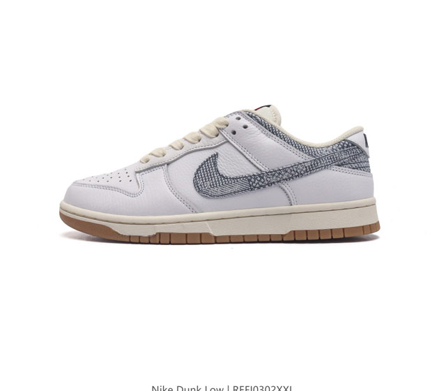 公司级nike Dunk Low Washed Denim 水洗丹宁 整双鞋选用白色皮质鞋面作为基础 之后还在鞋舌以及内衬加入泛黄做旧设计 另外再辅以米色中底和