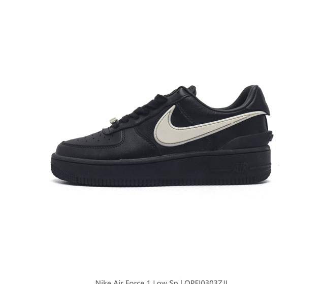 耐克 空军一号 Af1 低帮休闲板鞋 Ambush X Nk Air Force 7 Low Sp 空军一号联名标志性的swoosh延伸至鞋跟之外 鞋舌和鞋垫上