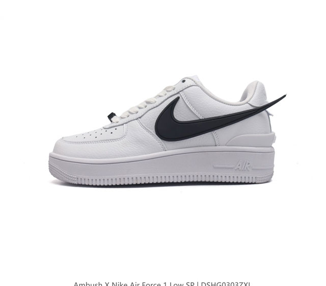 耐克 空军一号 Af1 低帮休闲板鞋 Ambush X Nk Air Force 7 Low Sp 空军一号联名标志性的swoosh延伸至鞋跟之外 鞋舌和鞋垫上