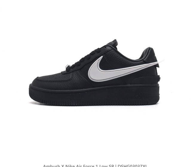 耐克 空军一号 Af1 低帮休闲板鞋 Ambush X Nk Air Force 7 Low Sp 空军一号联名标志性的swoosh延伸至鞋跟之外 鞋舌和鞋垫上