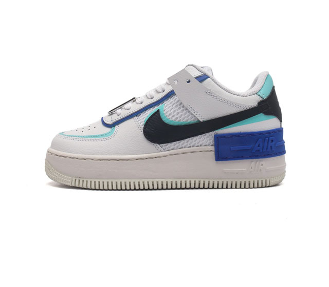 耐克女士运动鞋 Nike Af1 Shadow 空军一号 轻量增高低帮板鞋拼接解构主义设计休闲运动滑板鞋 此款运动鞋为经典篮球鞋款设计增添趣味 凸显俏皮风格 采