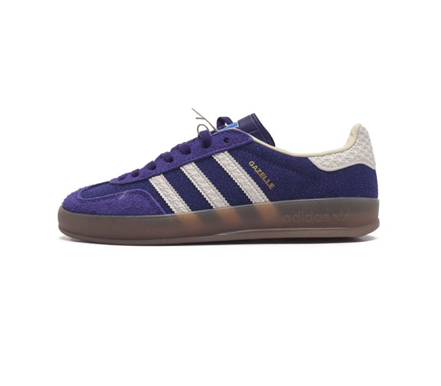 阿迪达斯 Adidas Originals Gazelle Indoor 三叶草复古休闲防滑耐磨低帮板鞋 鞋款采用柔软的绒面革和耐用的皮革衬里融合在橡胶外底上