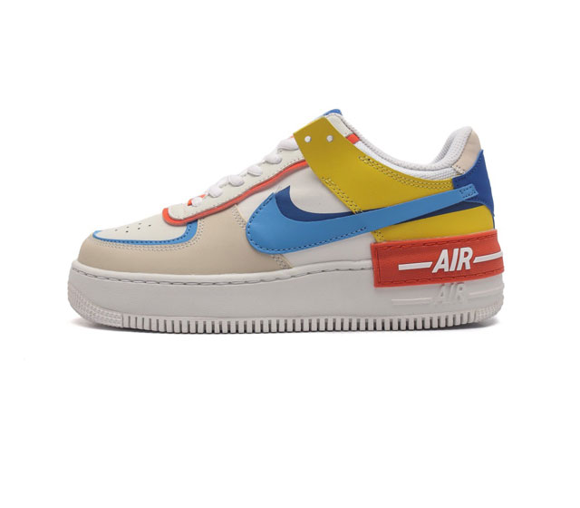 耐克nike Air Force 1 厚底增高 新配色 马卡龙空军一号时尚休闲低帮板鞋 低帮造型外加鞋帮位置的绑带 尽显整双鞋的高街气质 最大亮眼当属鞋舌以串标